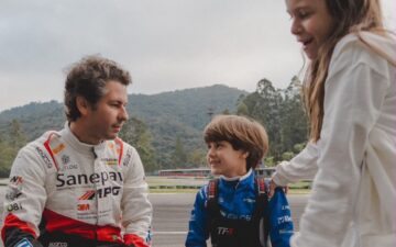 Daniel Lancaster acompanha a estreia do filho João no kart.