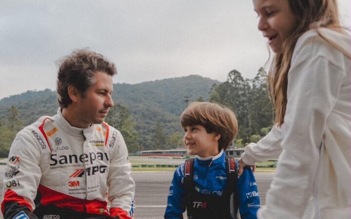 Daniel Lancaster acompanha a estreia do filho João no kart.