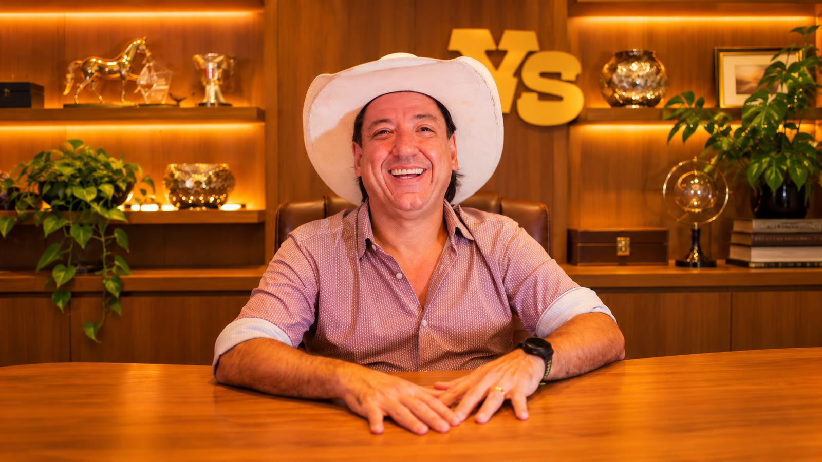 Matheus Calil é empresário do entretenimento e fundador da Viola Show, além de ter uma carreira construída a partir de sua relação com a música sertaneja.