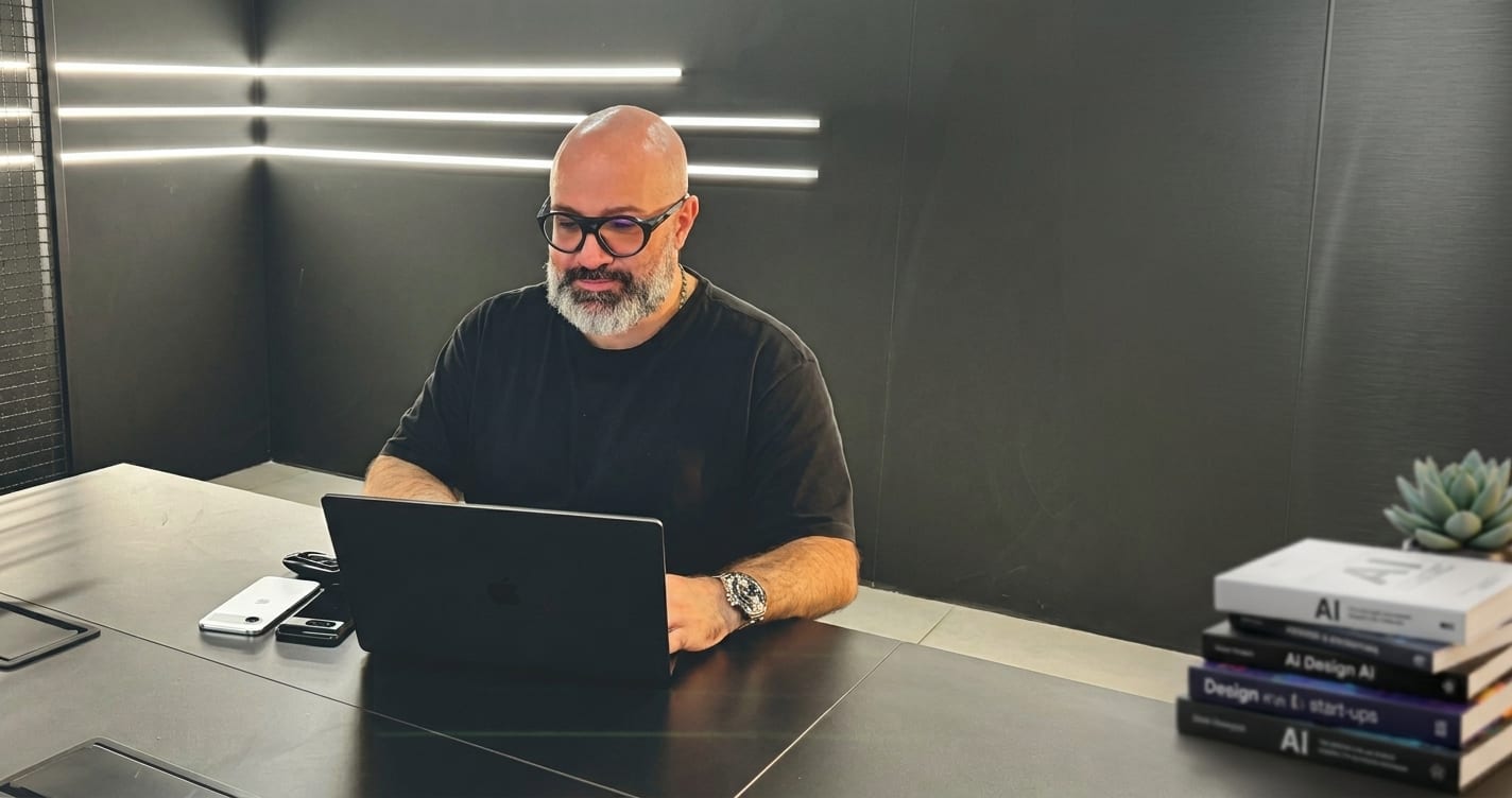 Guilherme Friol, fundador da Vircos, destaca que a decisão sobre comprar ou construir IA é financeira.